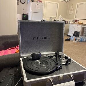 Victrola Record Player Turntable w/ Built-In Speakers – Like New